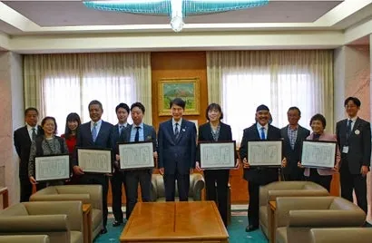 鹿児島県庁で表彰状を受け取った海謝美のメンバー