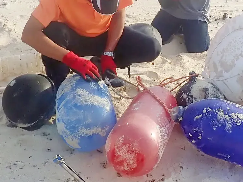 与論島の海岸に漂着した浮き球