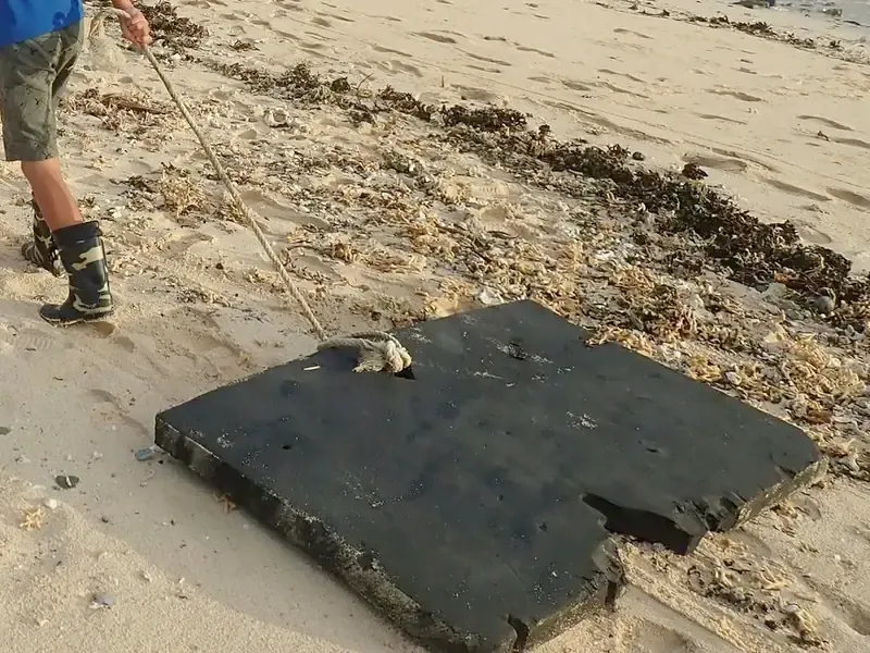 与論島の海岸に漂着した工業製品