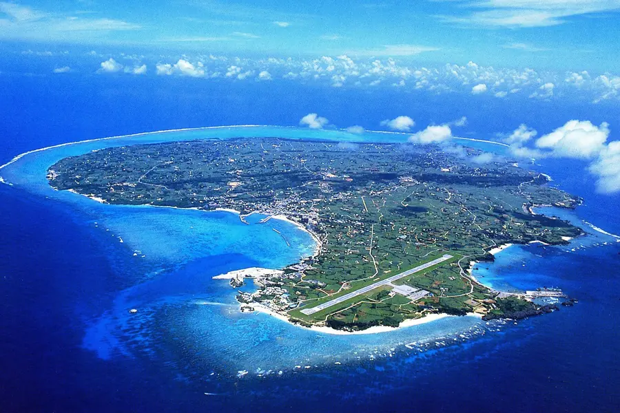 上空から見た与論島。島全体をサンゴ礁の浅瀬が縁取っている