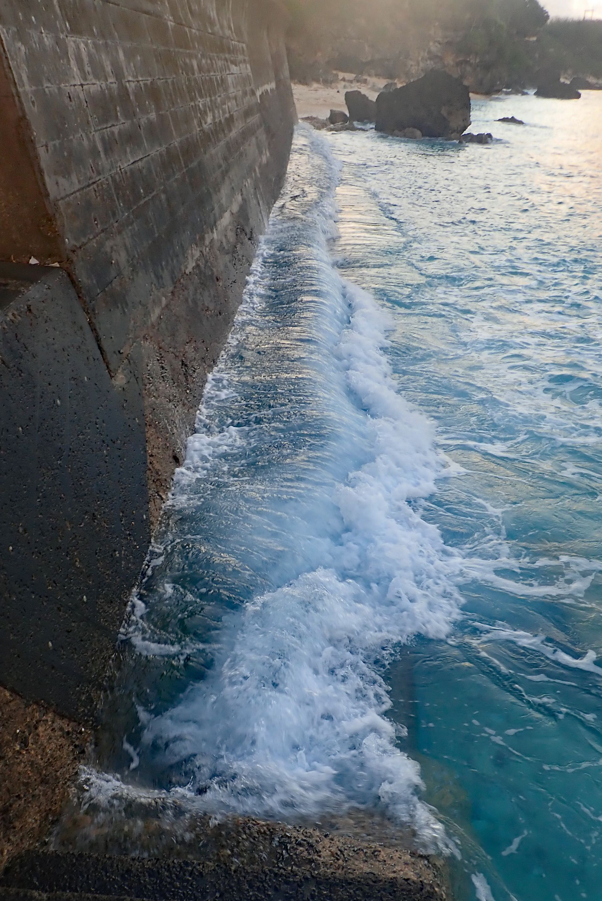 潮が満ちていて、隣の浜には行けませんでした。