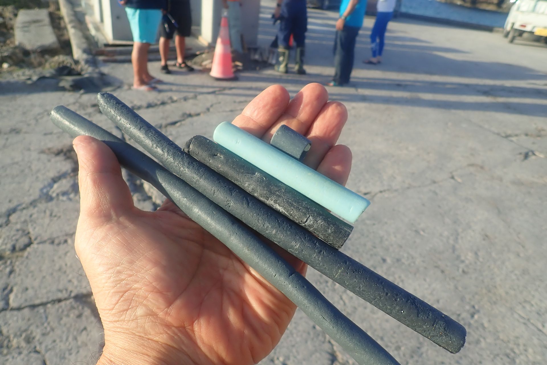 日本のカキ養殖場で使われたプラスチックパイプ。海に投棄され太平洋をぐるりと回って漂着しました。